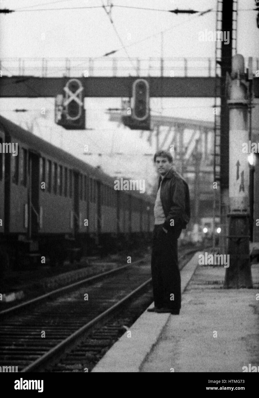 El cantautor francés Jean-Jacques Debout caminando por los andenes del tren en Gare du Nord de París. 1965 Foto de stock