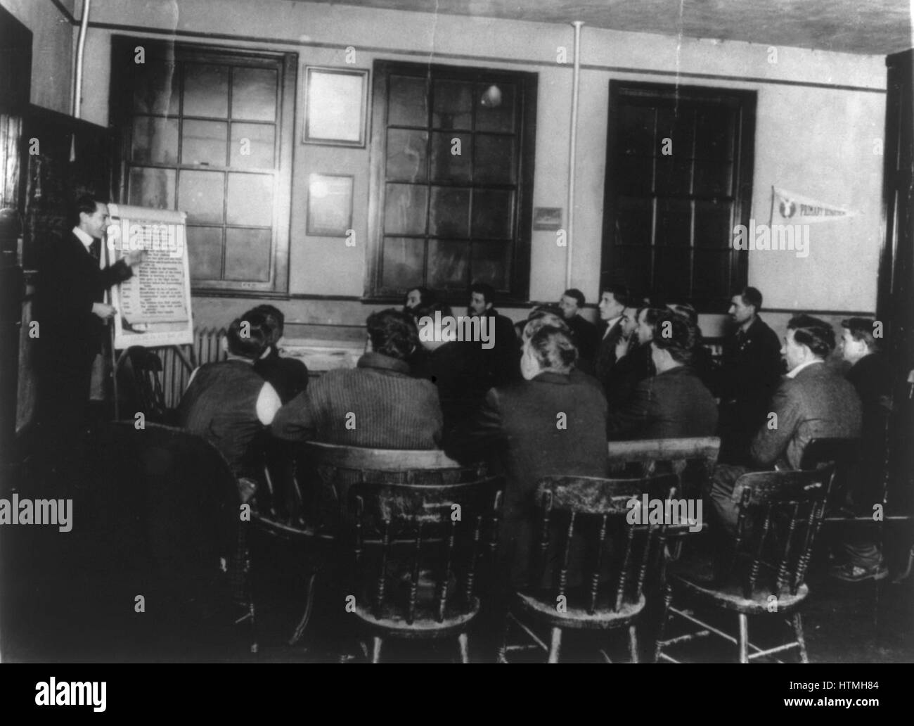 Departamento de Trabajo, el servicio de capacitación. Clase de italiano reciben instrucción en inglés y ciudadanía, Newark, Nueva Jersey. Y.M.C.A. [Entre ca. 1920 y 1930] Foto de stock