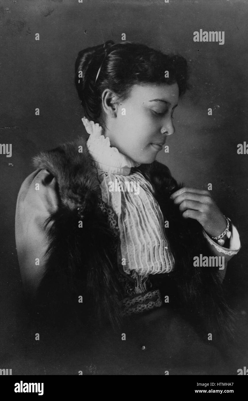 Afroamericana, de media longitud vertical, sentado. impresión fotográfica de la gelatina de plata.[1899 o 1900] Foto de stock