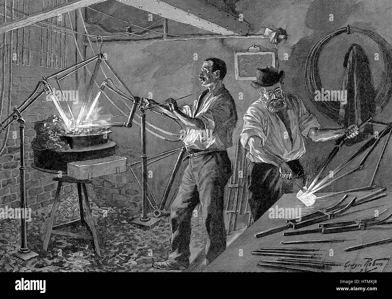 La soldadura de un bastidor de bicicleta: Francia. Frame suspendida sobre  la forja y el operador aplica el electrodo de soldadura. Grabado en madera  Paris 1896 Fotografía de stock - Alamy