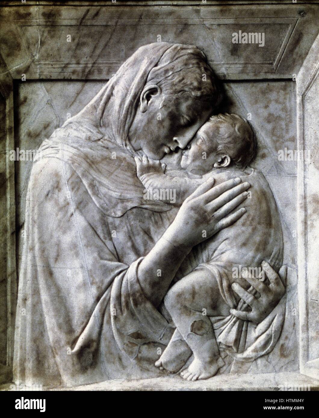 DONATELLO (C1386-1466) escultor florentino. El italiano. Los Pazzi Madonna (Virgen y Niño) de Mármol, c1417-18. Staatliche Museen zu Berlin Foto de stock