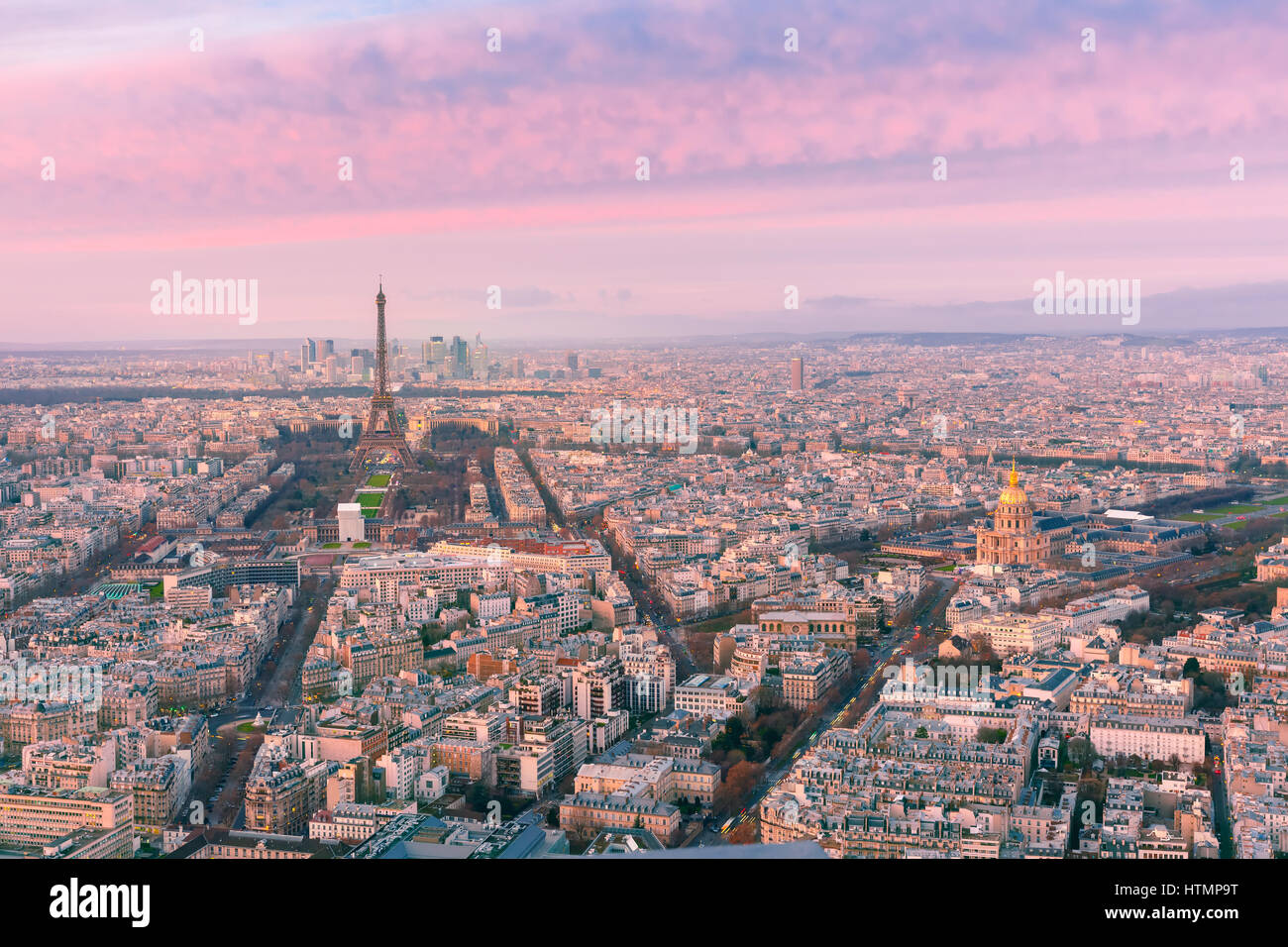 Vista panorámica aérea del horizonte de París con la Torre Eiffel, los Invalides y el barrio de negocios de defensa en rosa del atardecer, visto desde Montparnasse remolcar Foto de stock