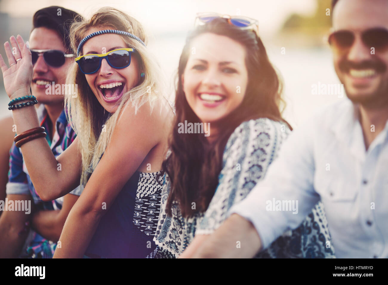 Grupo de jóvenes felices a divertirse y disfrutar de la fiesta en verano Foto de stock