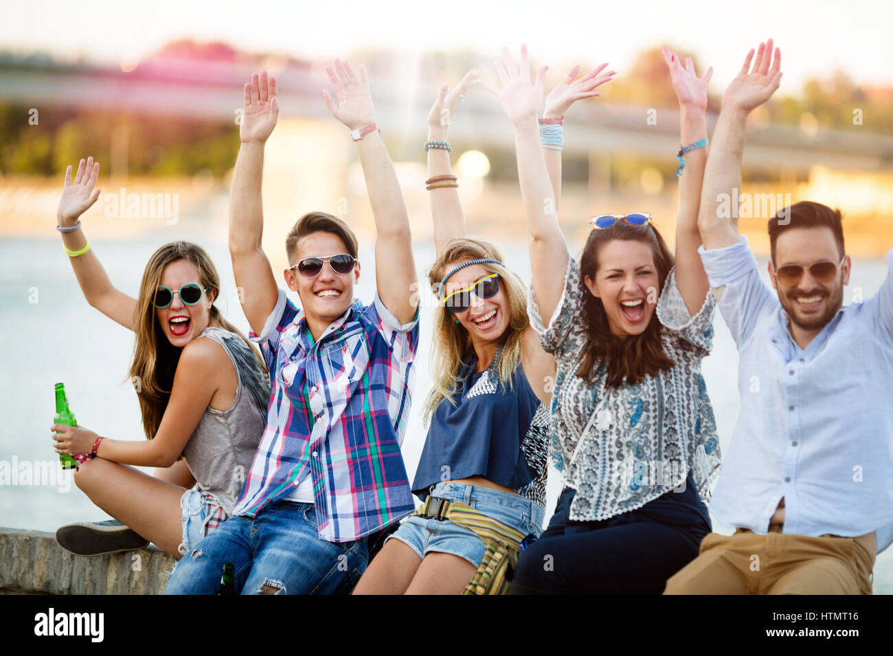 Grupo de jóvenes felices a divertirse y disfrutar de la fiesta en verano Foto de stock