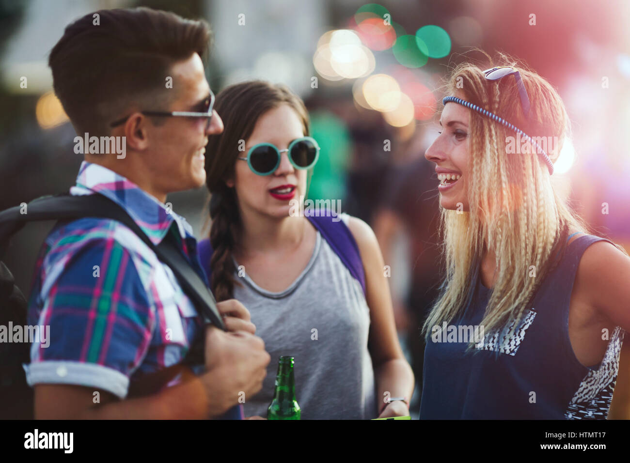 Grupo de jóvenes felices a divertirse y disfrutar de la fiesta en verano Foto de stock