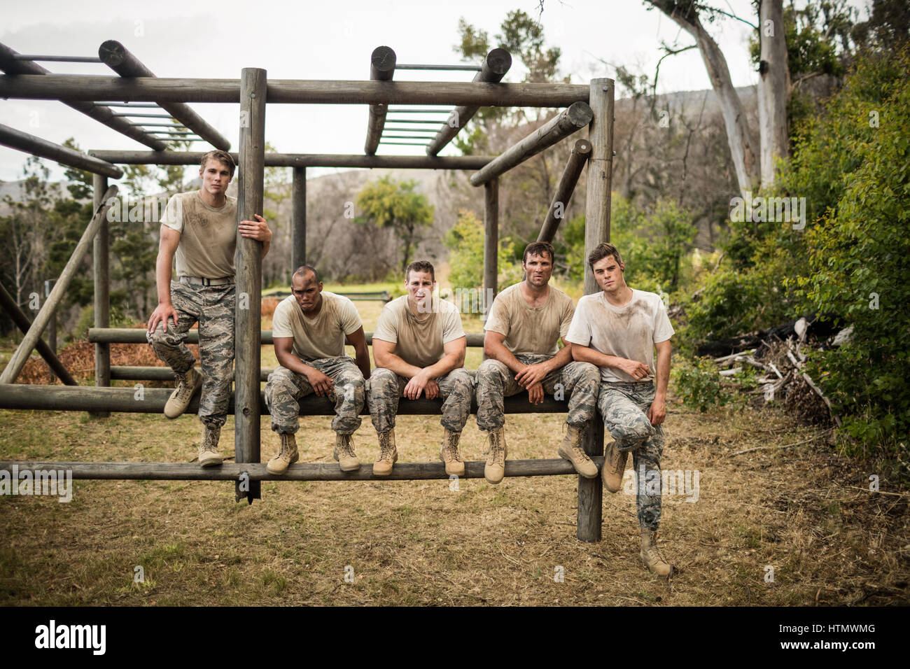 Retrato de soldados sentados en la carrera de obstáculos en boot camp Foto de stock