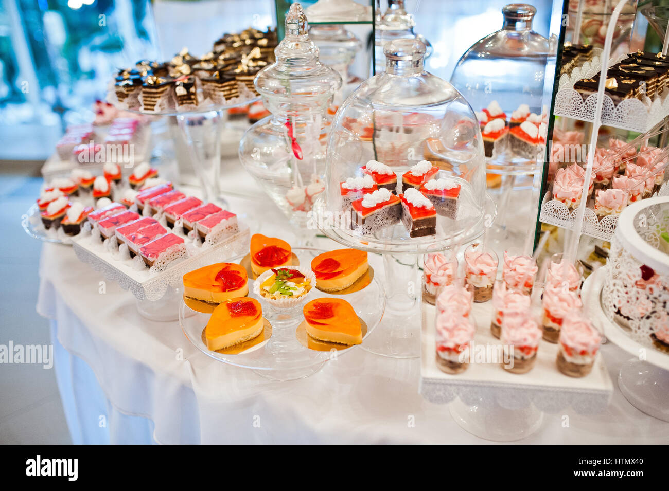 Diferentes dulces y pastelitos en la mesa de recepción de bodas de