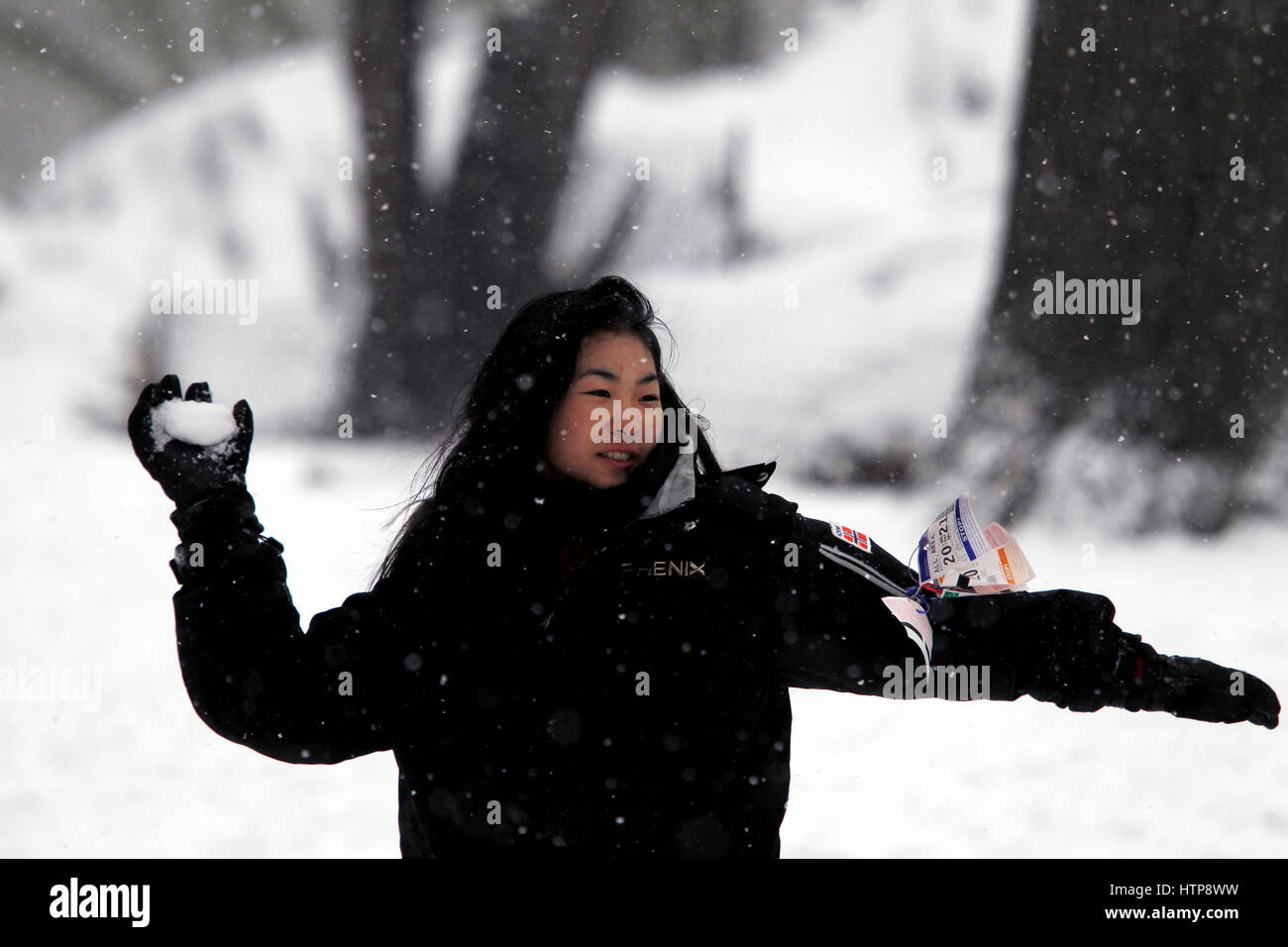 Nueva York, Estados Unidos. 14 Mar, 2017. Una mujer lanza una bola de nieve a su compañero en el Central Park de Nueva York durante una tormenta el 14 de marzo de 2017, la cual fue predicha para traer tanto como dos pies de nieve a la ciudad, pero sólo trajo de 7 pulgadas. El cierre de escuelas y la ciudad fue relativamente tranquilo, ya que muchos se quedaron en casa, pero algunos se aventuraron a divertirse en el parque. Crédito: Adam Stoltman/Alamy Live News Foto de stock