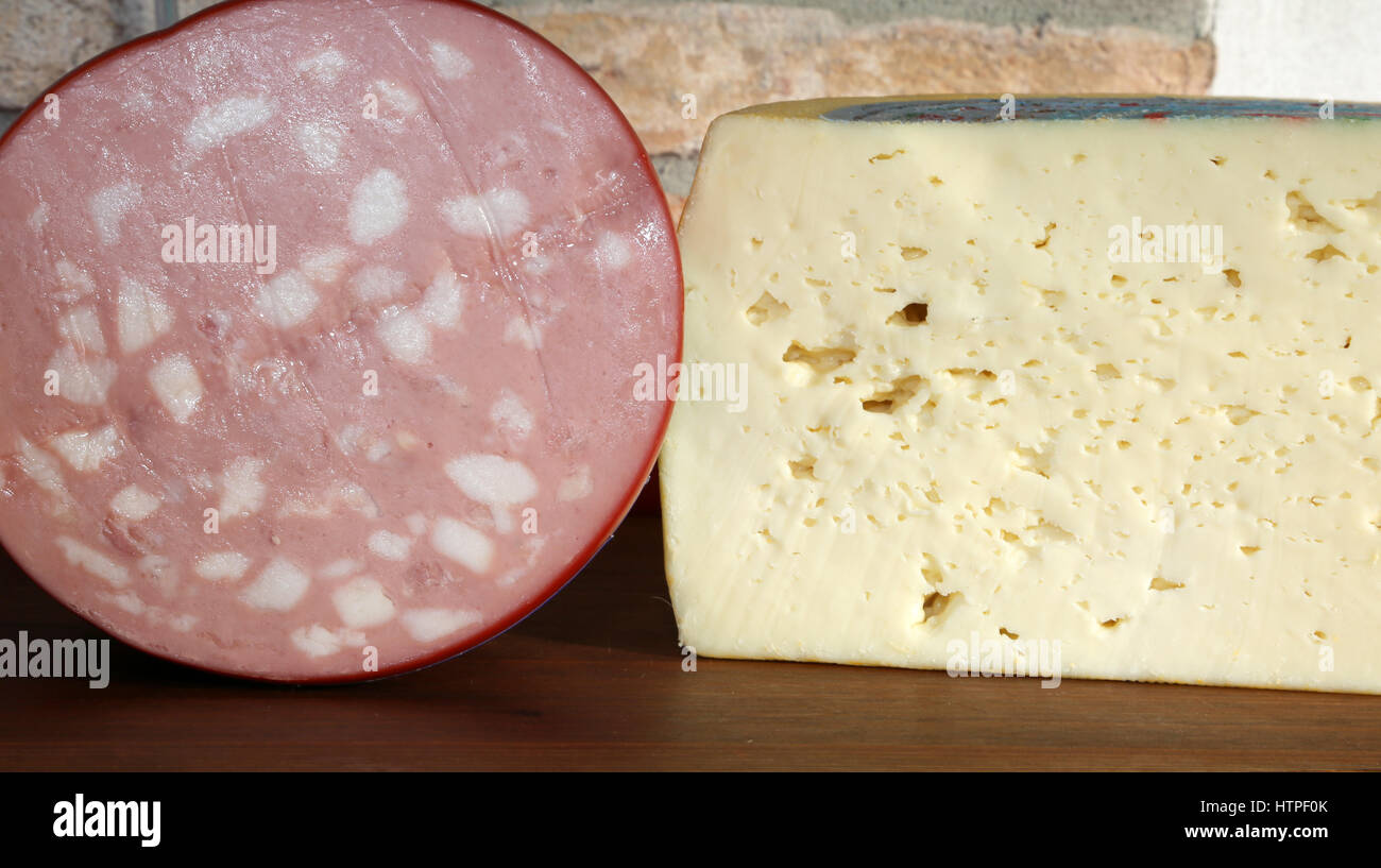 Queso italiano fresco y mortadella en una tienda de comida típica