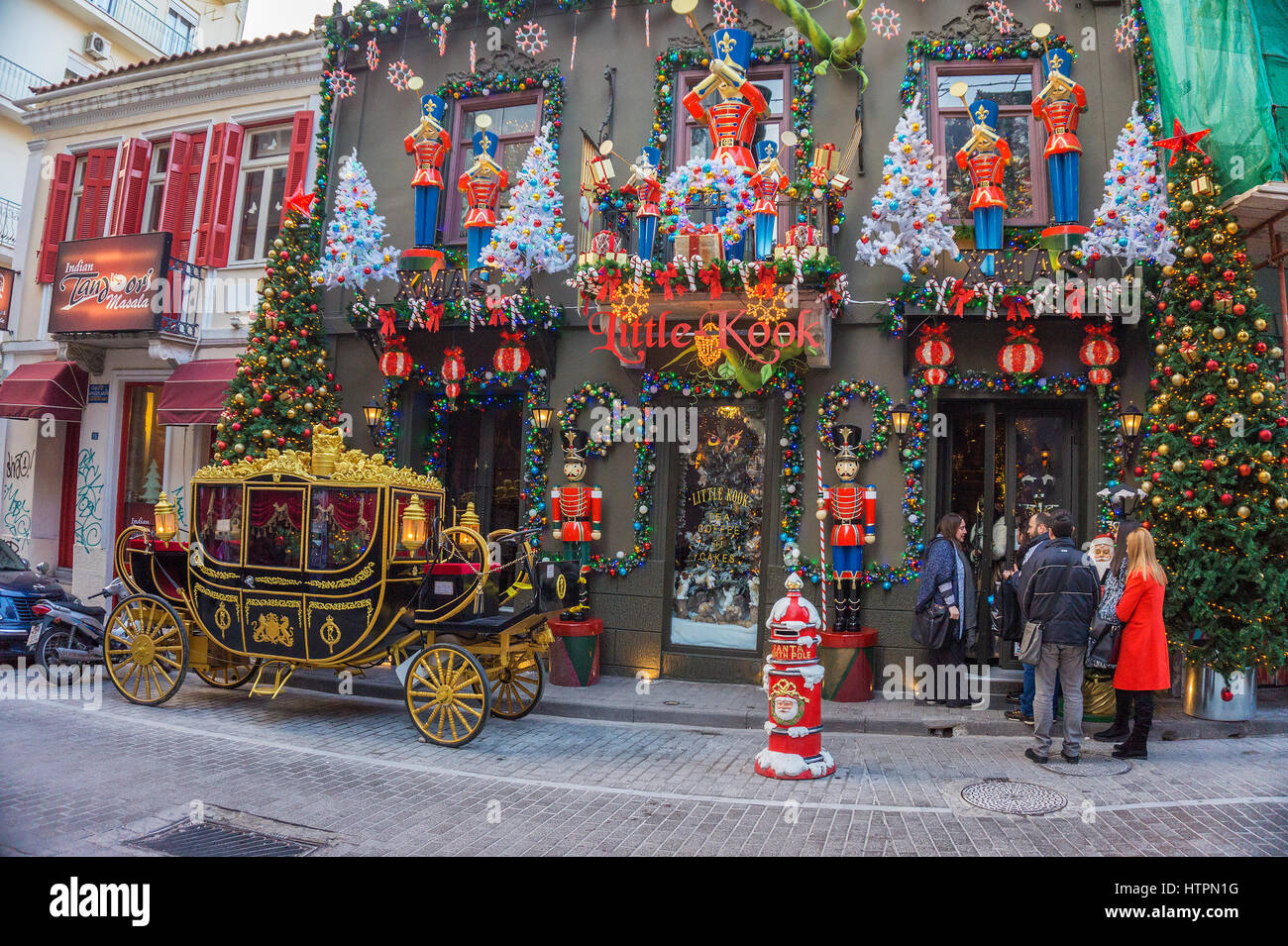 Coloridas calles decoradas de Navidad en la zona de Psiri, en el centro de  Atenas, cerca de Monastiraki. Invierno en Attica - Grecia Fotografía de  stock - Alamy
