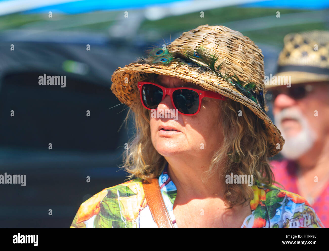 Espectador femenina vistiendo un sombrero de paja y gafas rojas en Kiama Jazz & Blues Festival 2017, Costa Illawarra, Nueva Gales del Sur (NSW, Australia Foto de stock