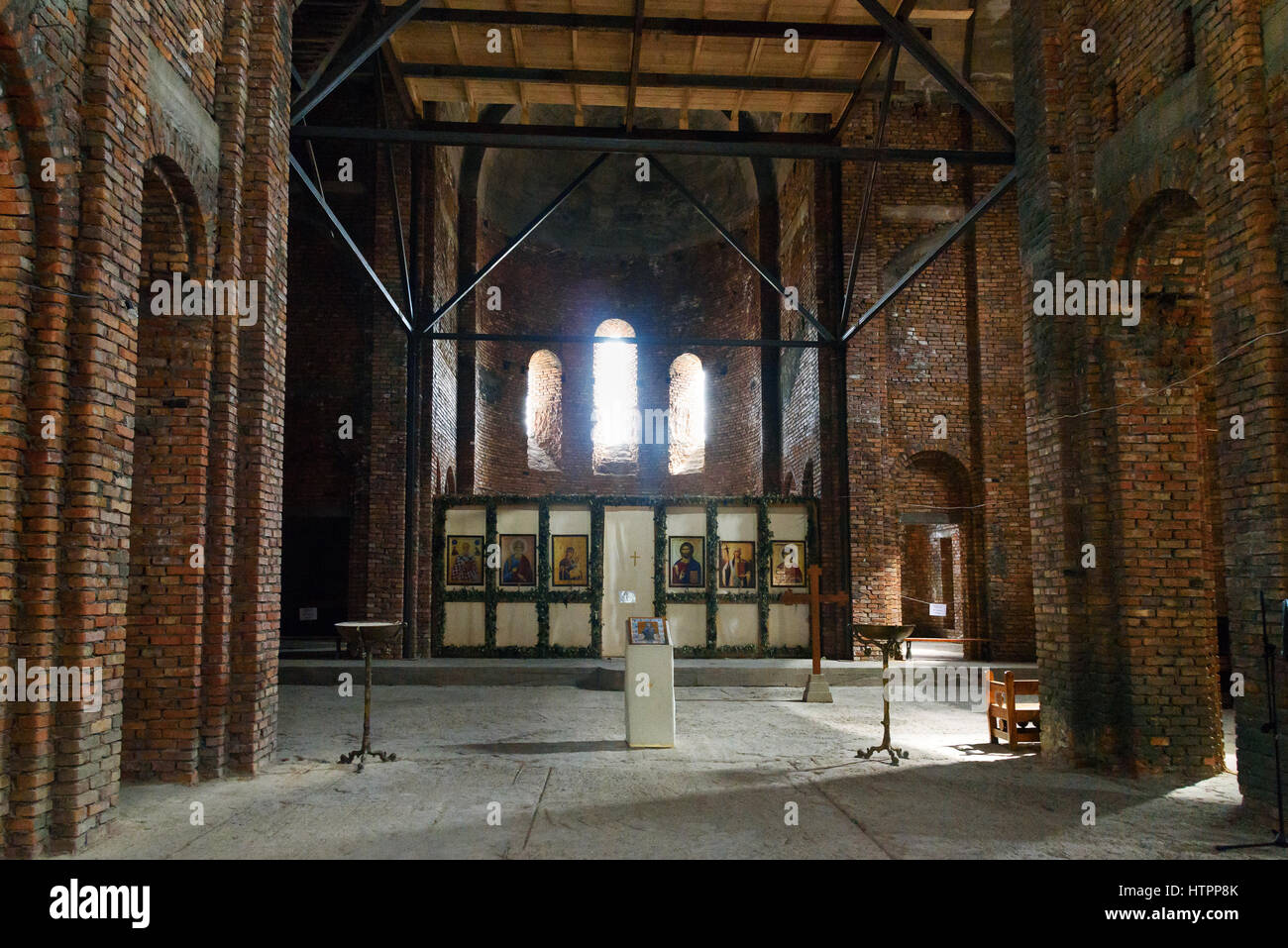 Signagi, Georgia - Enviado 16, 2016: En el interior de la iglesia de St.Nino en construcción en el monasterio de Santa Nina en Bodbe. Catedral fue construida en el siglo IV cen Foto de stock