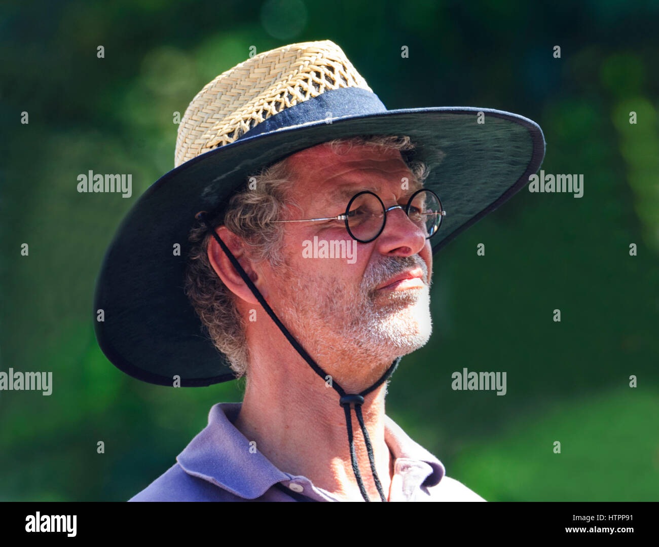 Hombre espectador llevaba gafas redondas y un sombrero de paja en Kiama Jazz & Blues Festival 2017, Costa Illawarra, Nueva Gales del Sur (NSW, Australia Foto de stock