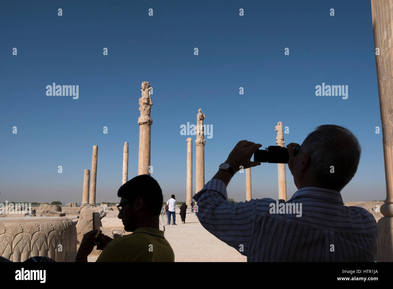Los turistas captura imágenes en sus teléfonos y cámaras en la antigua ciudad de Persépolis, ventiladores Provincia, Irán Foto de stock