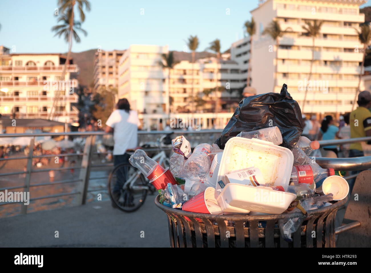 Saturado de basura papelera pública en Puerto Vallarta. Foto de stock