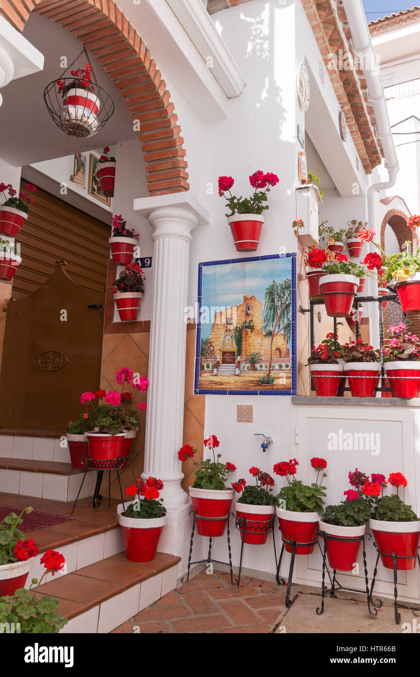 Casas pintadas de blanco decoradas con geranios en macetas, Mijas,  Andalucia, España, Europa Fotografía de stock - Alamy