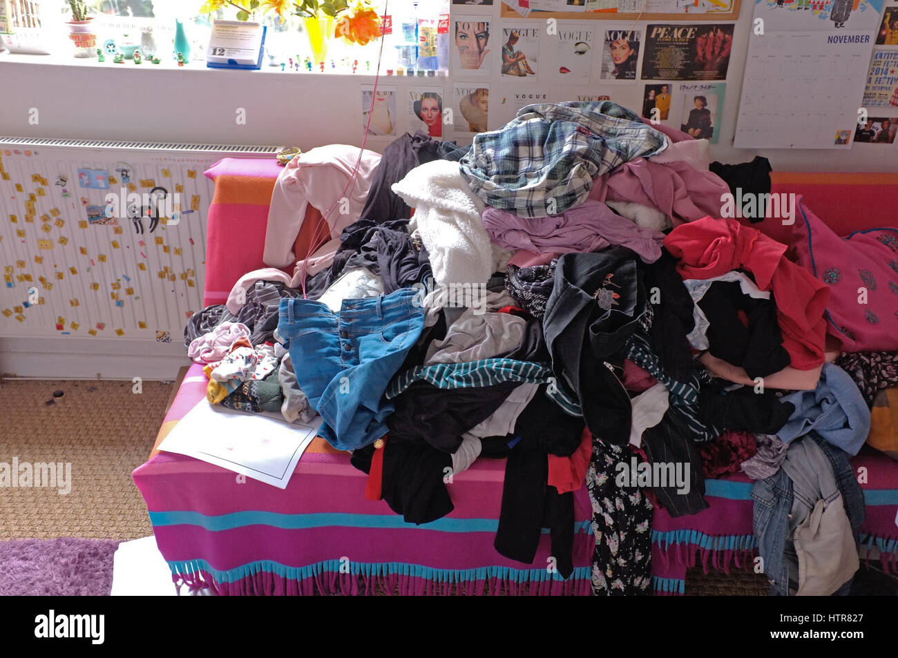 Messy bedroom clothes fotografías e imágenes de alta resolución - Alamy