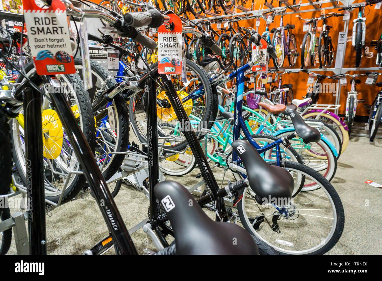 Una selección de bicicletas en el nuevo Dick's Sporting Goods store en el  Glendale barrio de Queens en Nueva York durante su inauguración ventas en  Sábado, 11 de marzo de 2017. La