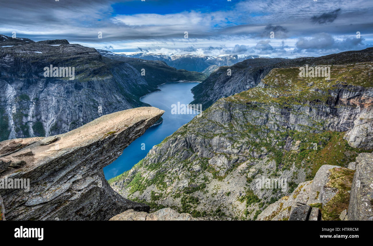 La increíble Trolltunga en Noruega. Cuenta la leyenda que un lúdico Troll  quería probar las leyendas y pegado su lengua fuera de una cueva al  amanecer. Si Fotografía de stock - Alamy
