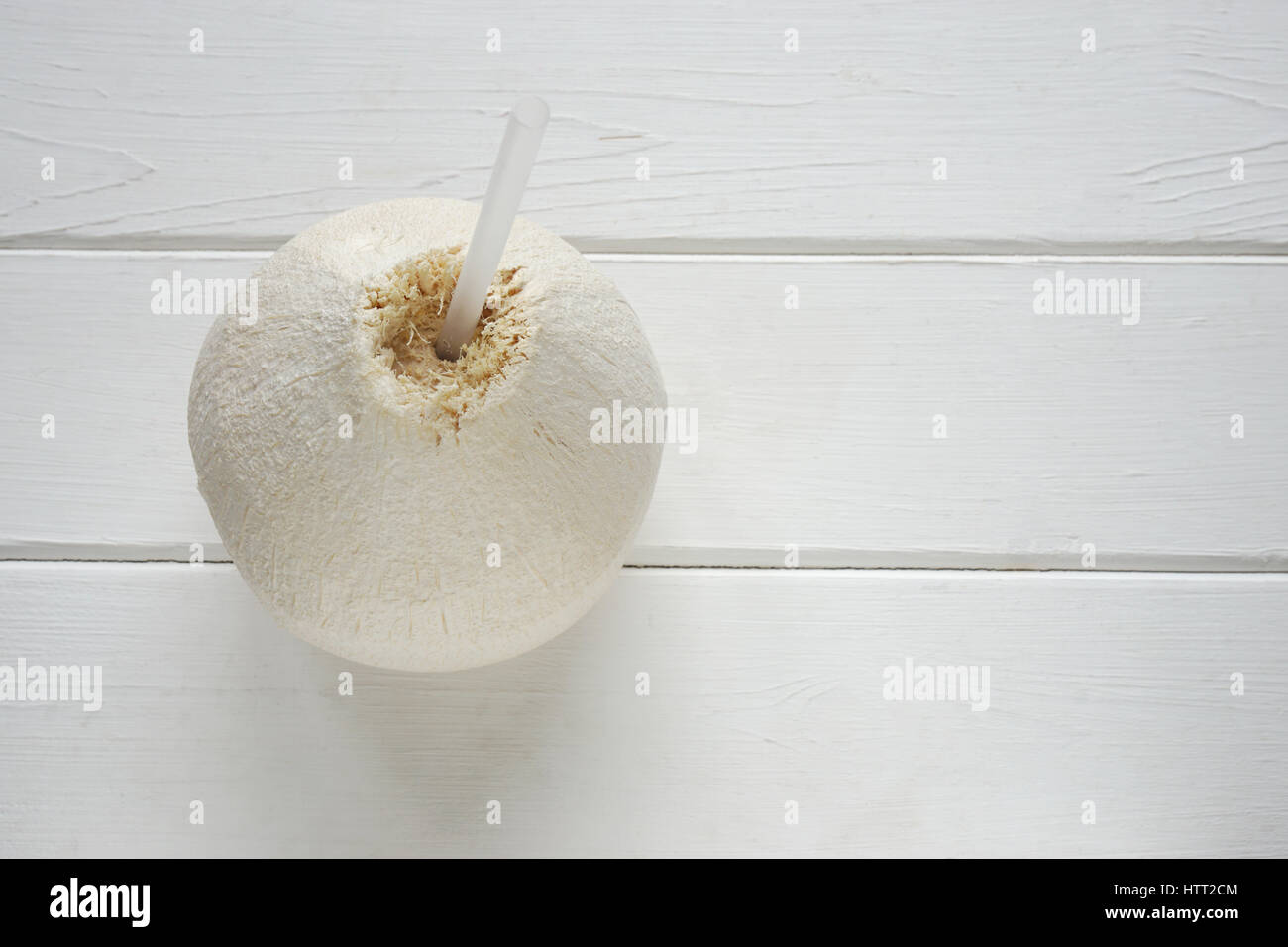 Fruta de coco con paja de agua potable para beber el agua de coco fresco Foto de stock