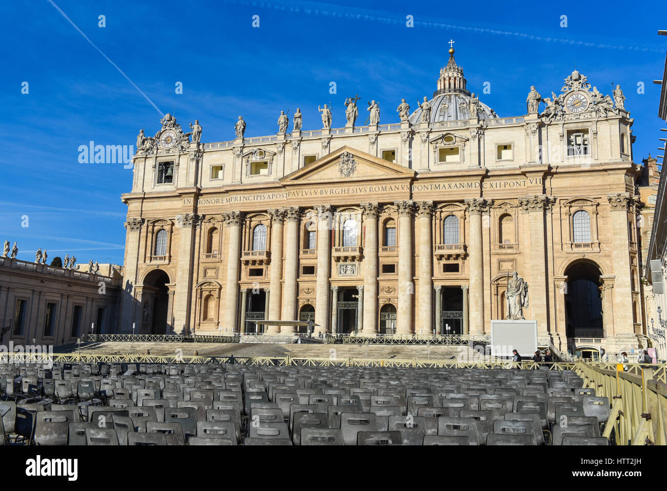 Fachada de la basílica de San Pedro, la Iglesia del Vaticano en Roma ver al  amanecer ilumina ningún pueblo Fotografía de stock - Alamy