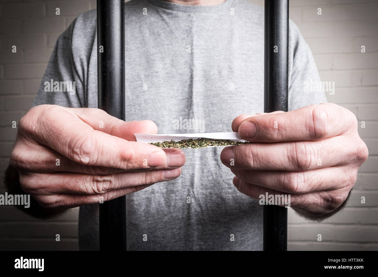 Un prisionero detrás de las rejas en la cárcel posesión de drogas o máximos legales Spice (foto planteados por modelo para ilustrar el problema de la droga en las cárceles británicas) Foto de stock