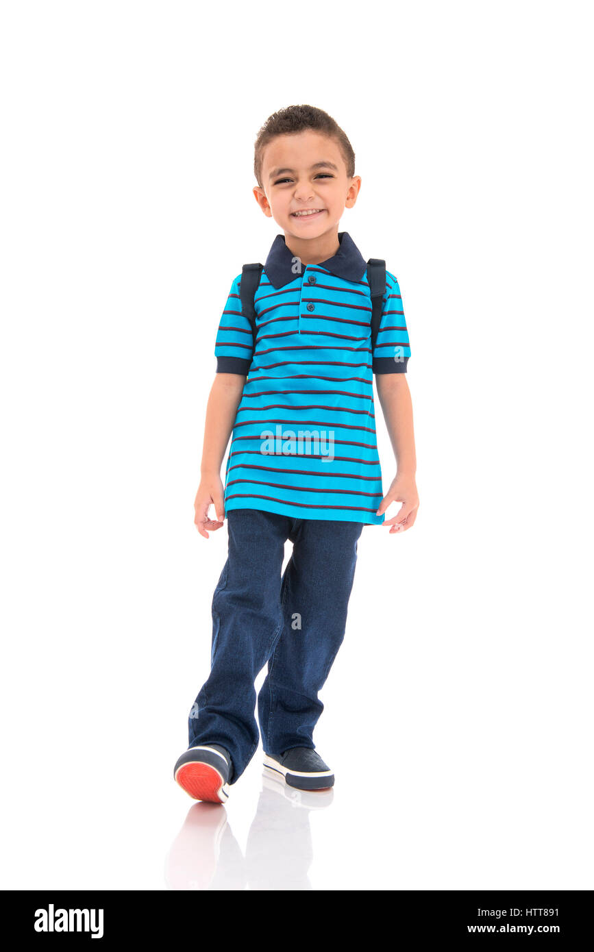 Feliz joven muchacho con uniforme escolar aislado en blanco Foto de stock