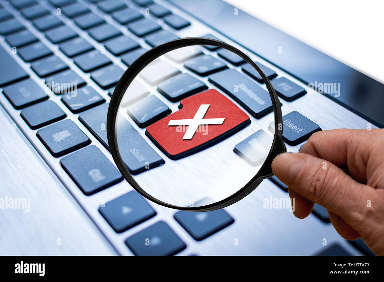 Teclado de ordenador o portátil con tecla roja con cruz Fotografía de stock  - Alamy