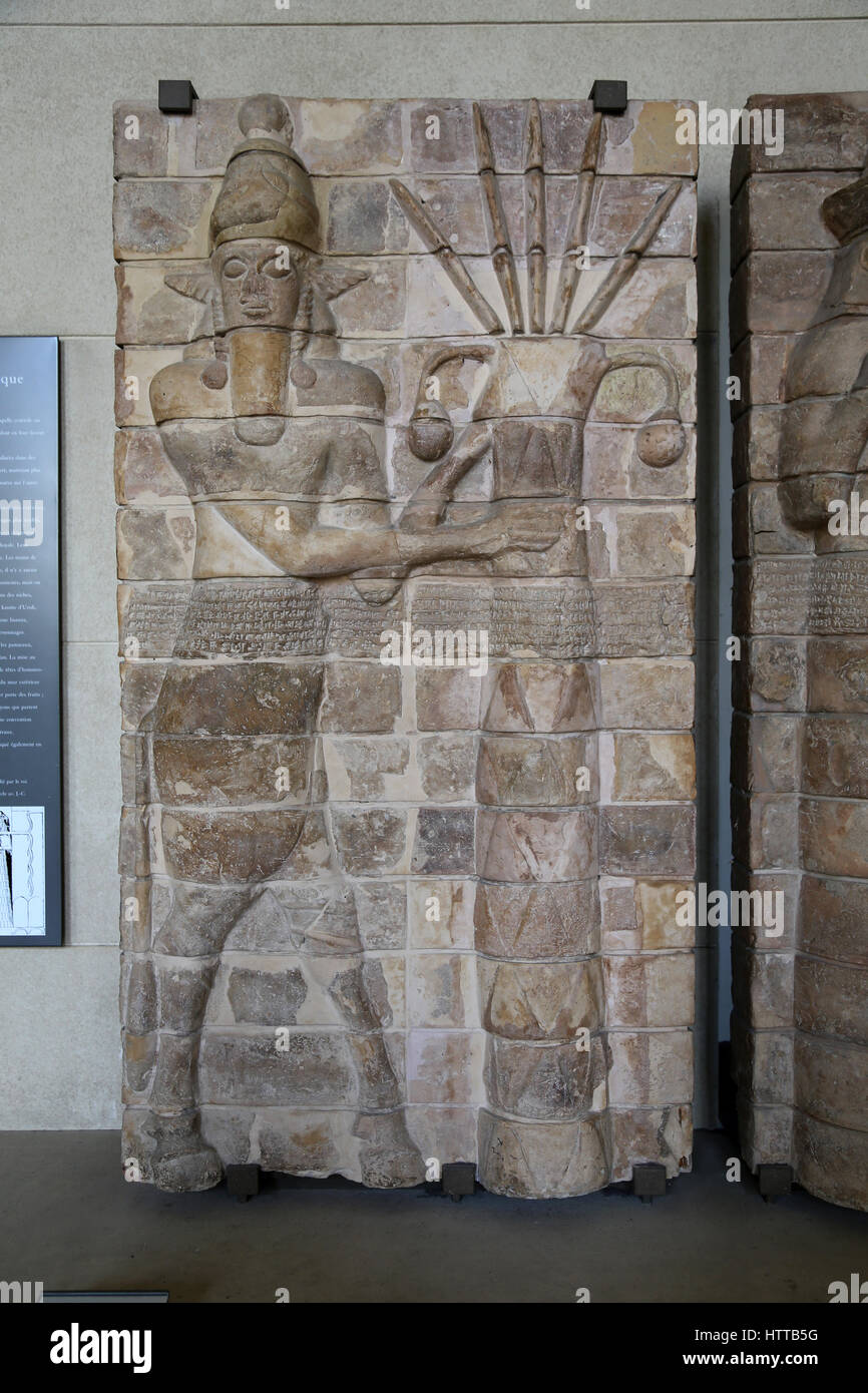 Elam. Panel de ladrillos de arcilla moldeada: Elamite Dios-hombre (toro) con palmeras (símbolos de fertiliy. Templo de Inshushinak, Susa, 2000 AEC. El Museo del Louvre. Par Foto de stock