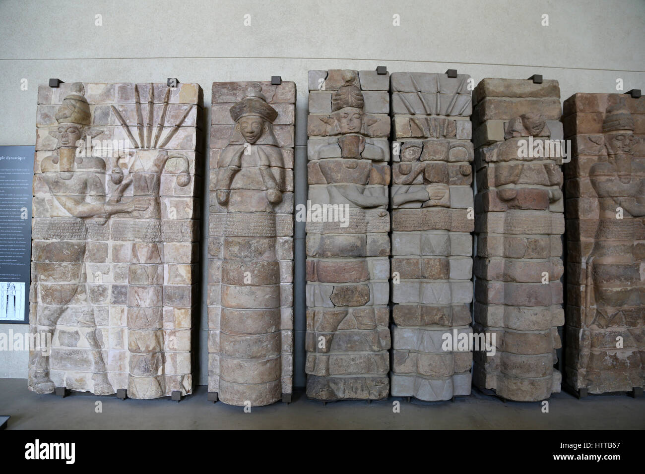 Elam. Panel de ladrillos de arcilla moldeada: Dios y diosa. Templo de Inshushinak, Susa, 2000 AEC. El Museo del Louvre. París. Foto de stock