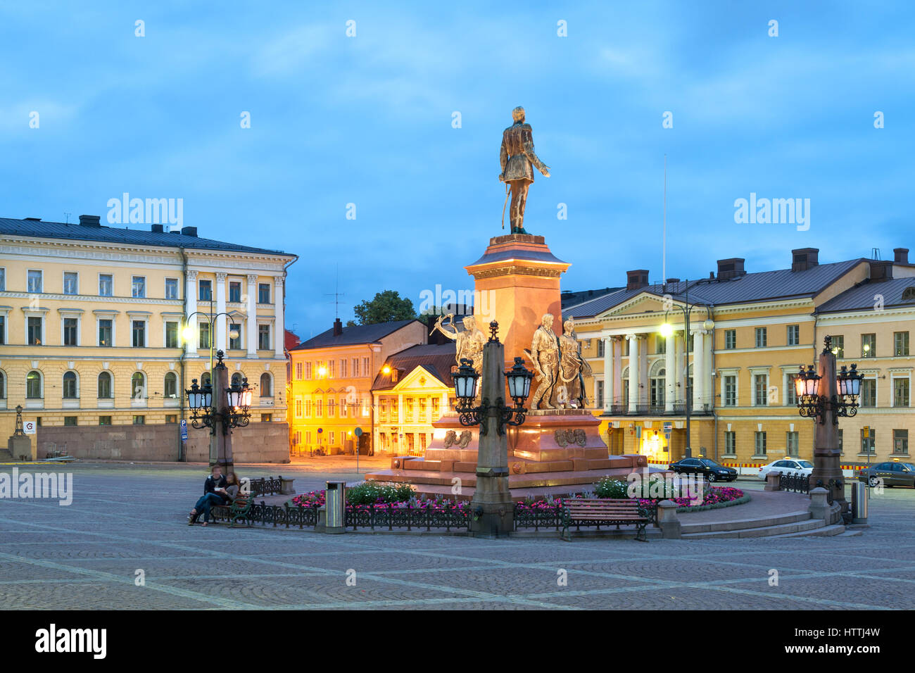 Alexander II monumento en la plaza del Senado con la Universidad de Helsinki,  Finlandia Fotografía de stock - Alamy
