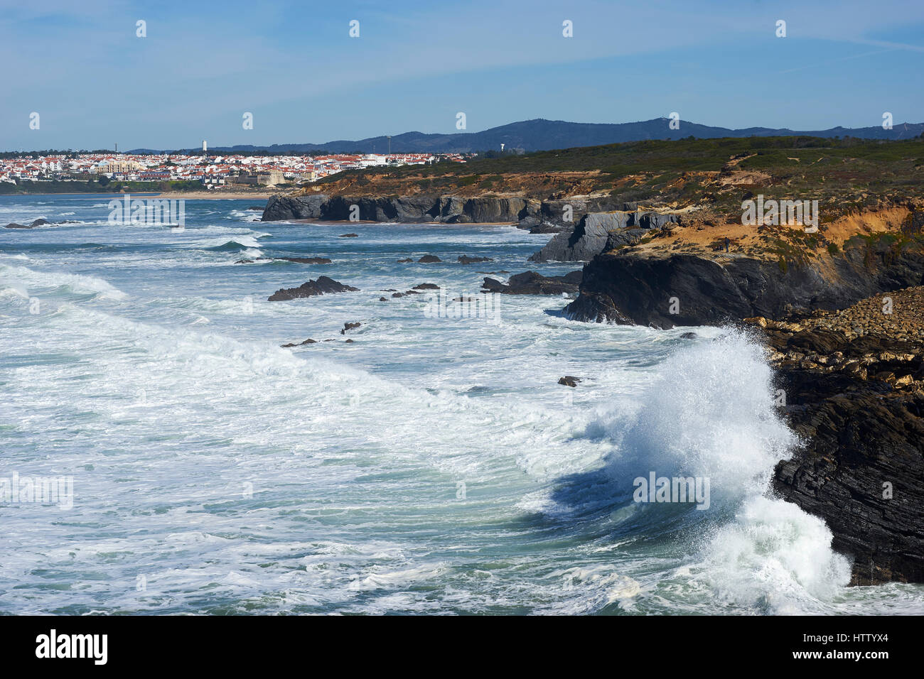 Un litoral accidentado, olas rompiendo sobre las rocas, cerca de Vila Nova de Milfontes, Alentejo, Portugal Foto de stock