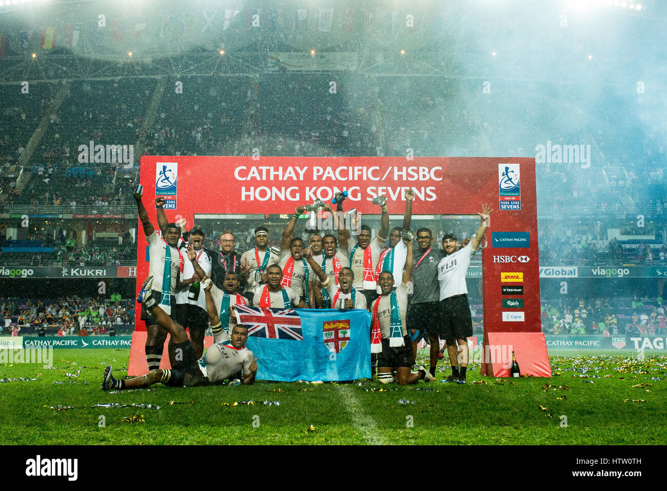 Hong Kong, China. El 10 de abril, 2016. Los jugadores de Fiji celebrar su ganador de la Final de la Copa contra Nueva Zelanda en el estadio de Hong Kong. Foto de stock