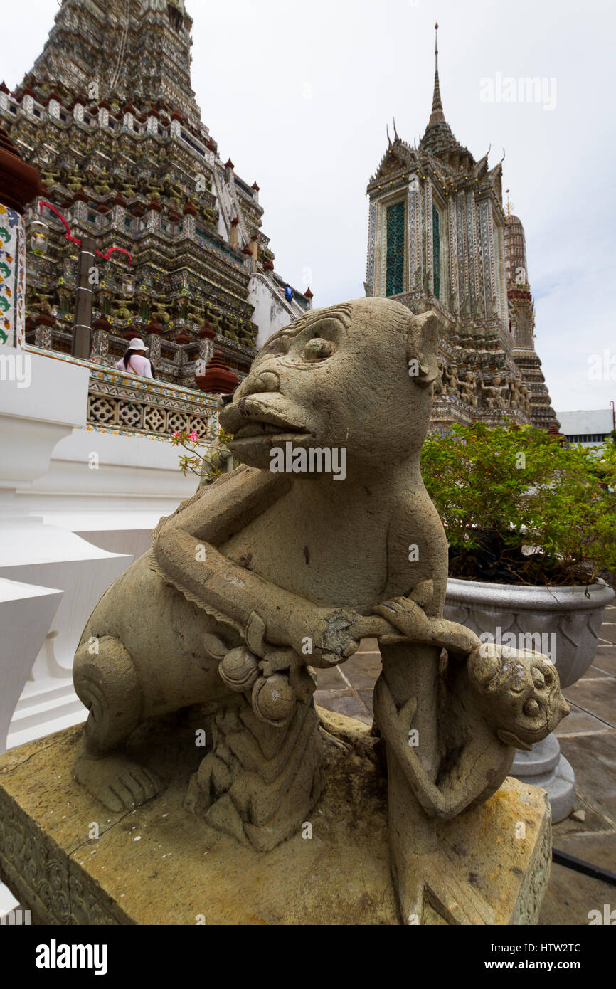 Estatua de mono. Rajwararam Wat Arun o Templo del Amanecer. Bangkok, Tailandia. Foto de stock