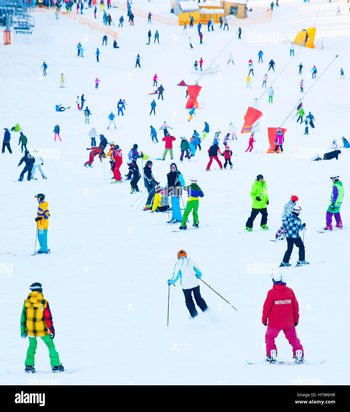 BUKOVEL, Ucrania - DEC 11, 2015: Mucha gente en la ladera de la montaña en ski resort en Bukovel. Bukovel es una estación de esquí más popular de Ucrania, en 2012 Foto de stock