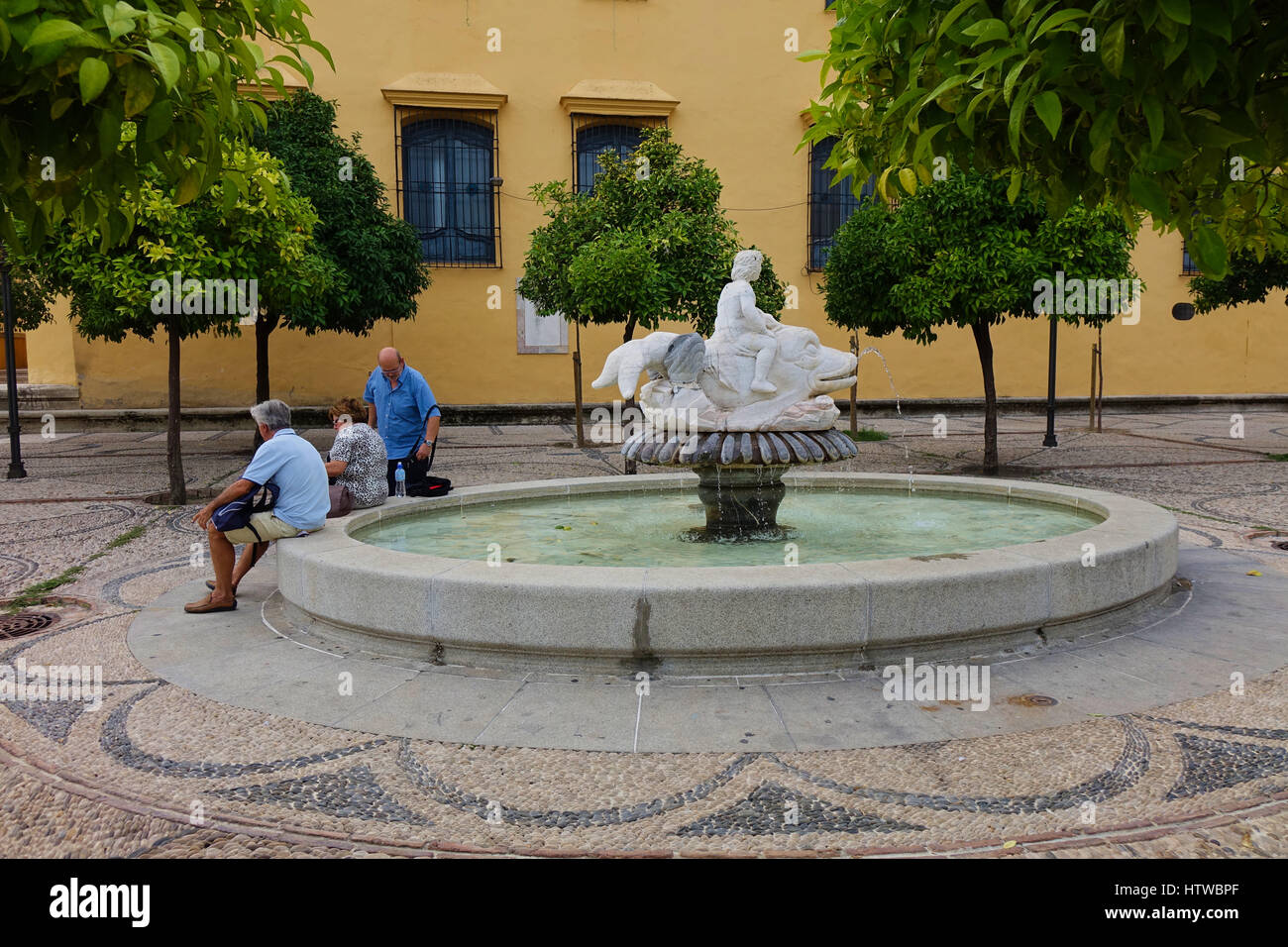 Los turistas sentados en una fuente en España Foto de stock