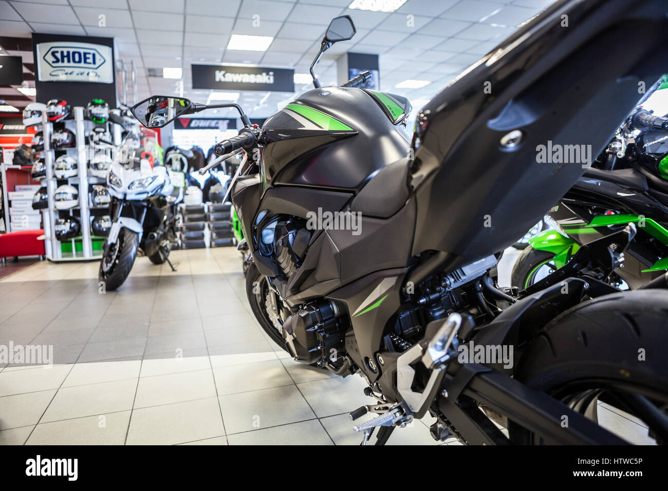 ST. Petersburgo, Rusia - FEB, circa 2017: Calle nueva moto Kawasaki Z800  está a la venta en la tienda de motocicleta. Concesionario Oficial de  Kawasaki y Duca Fotografía de stock - Alamy