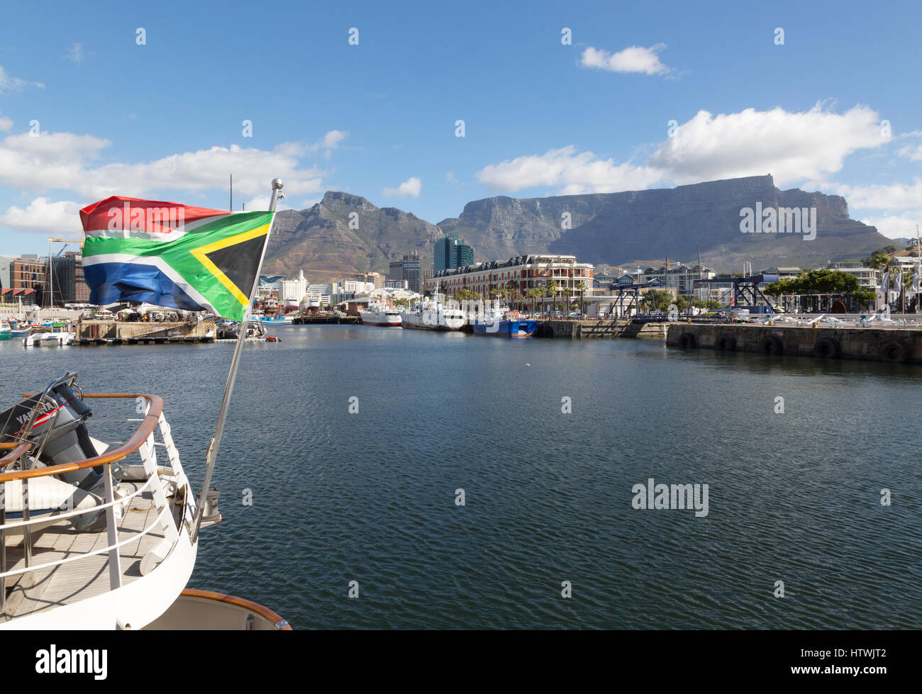 Ciudad del Cabo frente al mar, con la montaña Table, y la bandera del sur de áfrica, Ciudad del Cabo Sudáfrica Foto de stock