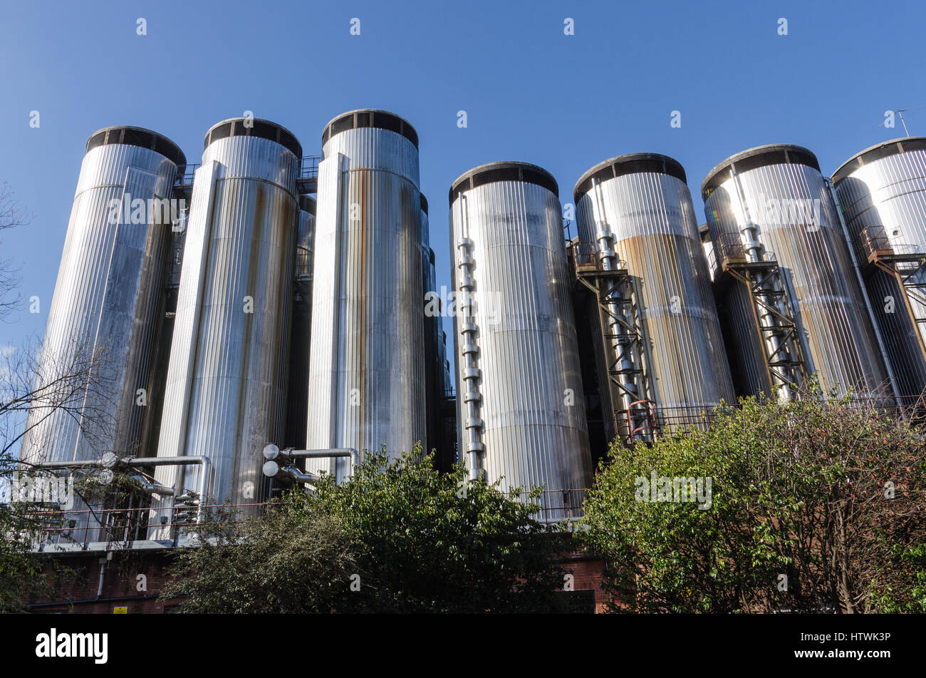 Tanques de almacenamiento de acero inoxidable en el Molson Coors Brewery en Burton-upon-Trent, Staffordshire Foto de stock