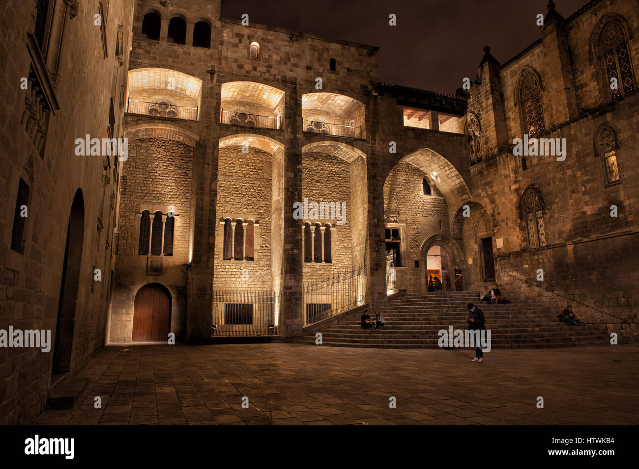 El Palau Reial Major y la Plaça del Rei en la noche en el Barrio Gótico (Barri Gòtic), la ciudad de Barcelona, Cataluña, España Foto de stock