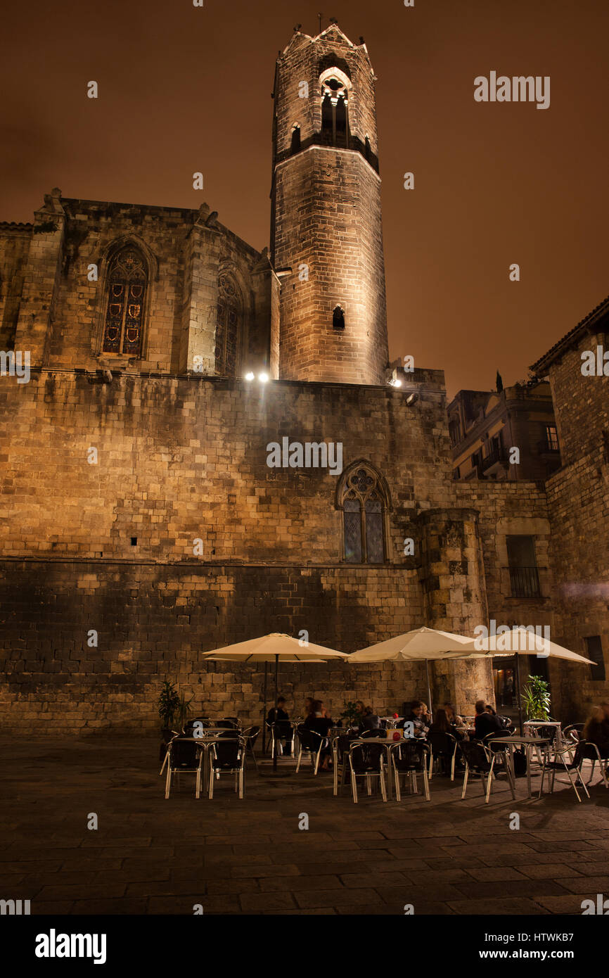 Torre de la Capilla Real de Santa Águeda y la Plaça del Rei square en la noche en el Barrio Gótico (Barri Gòtic) de Barcelona en Cataluña, España Foto de stock