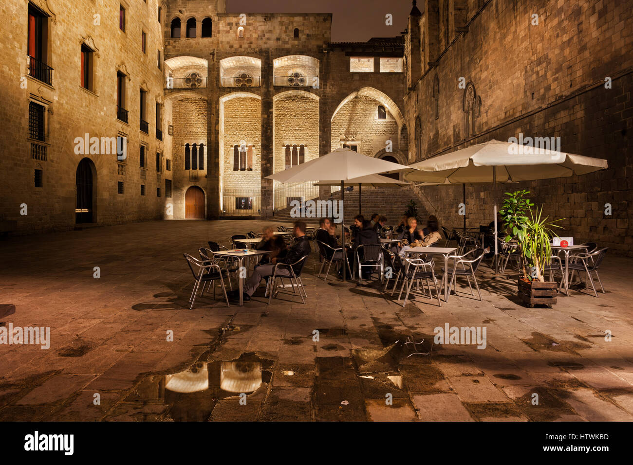 La Plaça del Rei plaza medieval y el Palau Reial Major en la noche de Barcelona, el Barrio Gótico (Barri Gòtic) de la ciudad, Cataluña, España Foto de stock