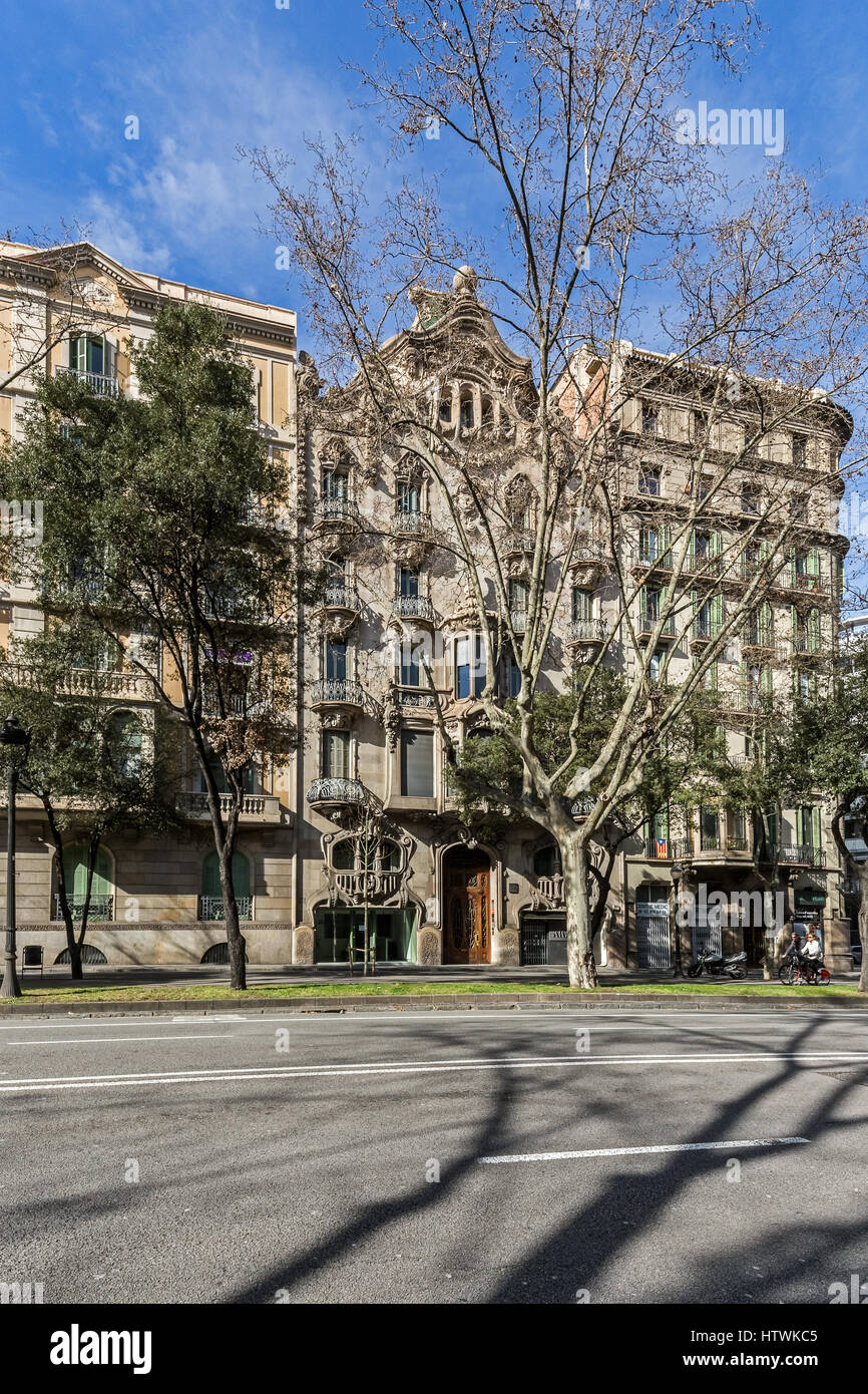 La piedra principal de la fachada de la Casa Comalat, Gaudí influenciado la construcción, por el arquitecto Salvador Valeri i Pupurull, Avinguda Diagonal 442, Barcelona, España. Foto de stock