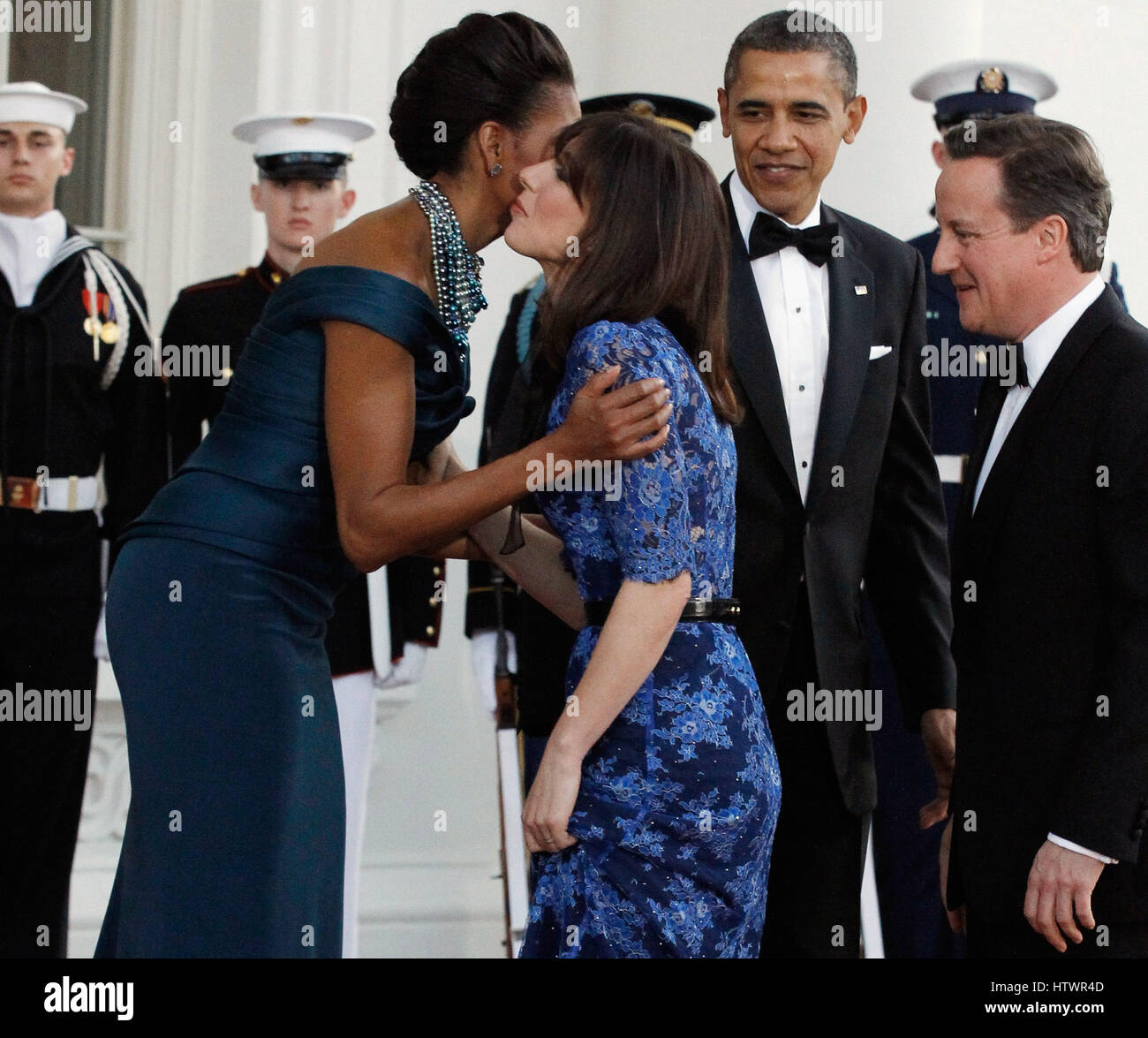 (L-R) la primera dama Michelle Obama, Samantha Cameron, el presidente estadounidense Barack Obama, y el Primer Ministro Británico David Cameron salúdense los unos a los otros en el pórtico norte de la Casa Blanca el 14 de marzo de 2012 en Washington, DC, Cameron se encuentra en una visita de tres días a los Estados Unidos un Foto de stock