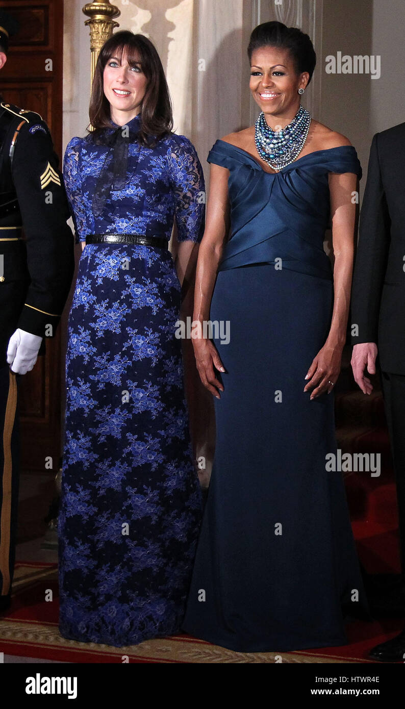 Ee.Uu. La primera dama Michelle Obama (R) y Samantha Cameron (L), la esposa del Primer Ministro Británico David Cameron, posar para una foto oficial en la gran escalera de la Casa Blanca el 14 de marzo de 2012 en Washington, DC, el Primer Ministro Cameron estaba en una visita de tres días Foto de stock
