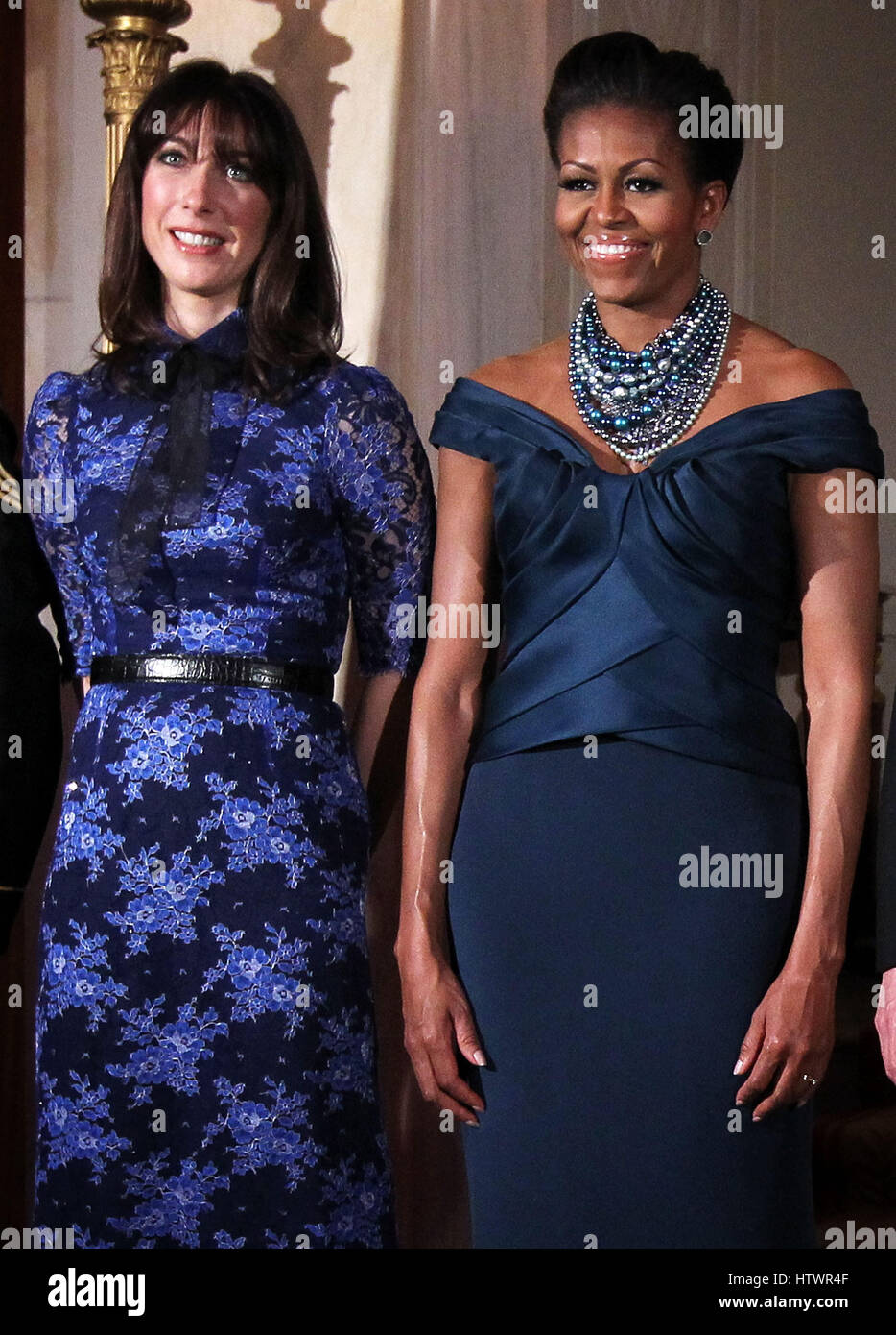 Ee.Uu. La primera dama Michelle Obama (R) y Samantha Cameron (L), la esposa del Primer Ministro Británico David Cameron, posar para una foto oficial en la gran escalera de la Casa Blanca el 14 de marzo de 2012 en Washington, DC, el Primer Ministro Cameron estaba en una visita de tres días Foto de stock