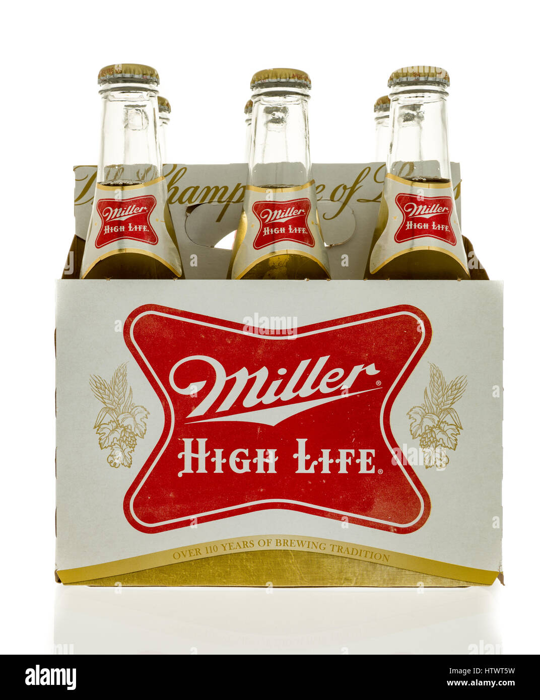 Winneconne, WI - 23 de febrero de 2017: Seis pack de cerveza Miller High  Life en una aislada de fondo Fotografía de stock - Alamy
