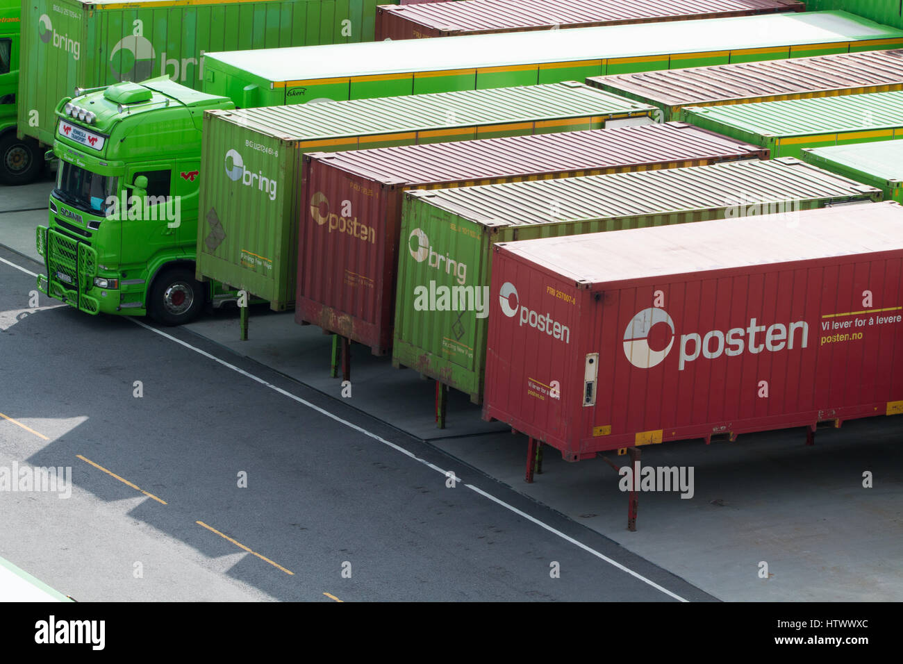 Llevar/Posten: Carretilla Depot con camiones y contenedores. Foto de stock