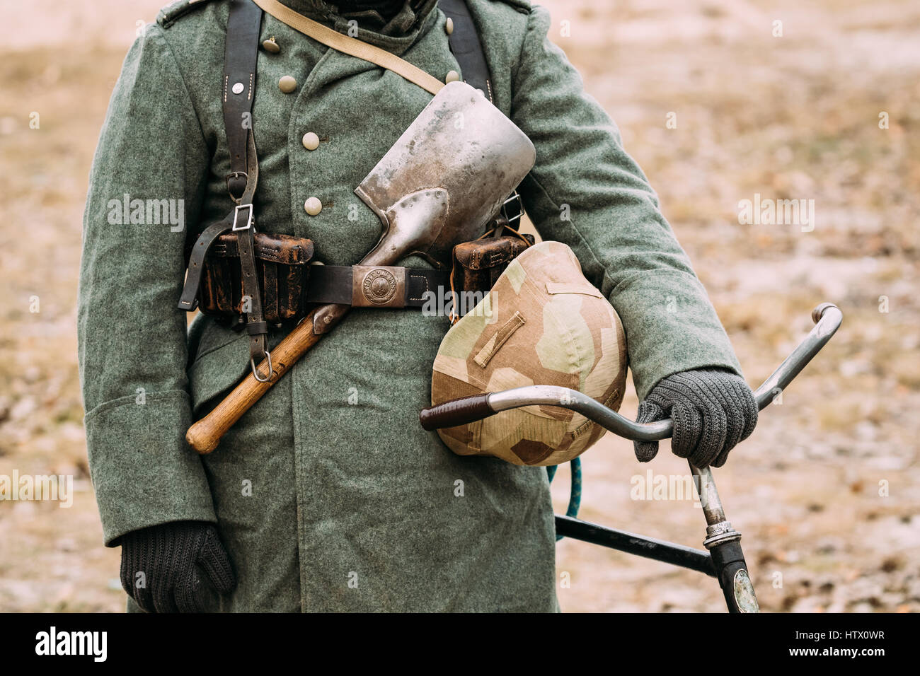 Cerca de munición militar alemana de un soldado alemán en la Segunda Guerra Mundial. cálido abrigo del soldado, guantes, bolsa, sapper sho Fotografía de stock - Alamy
