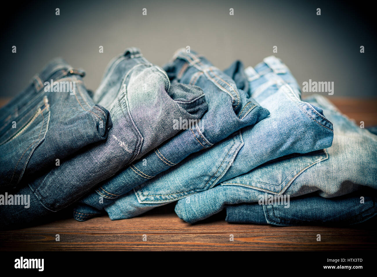 Tienda de ropa tienda jeans pantalones fotografías e imágenes de